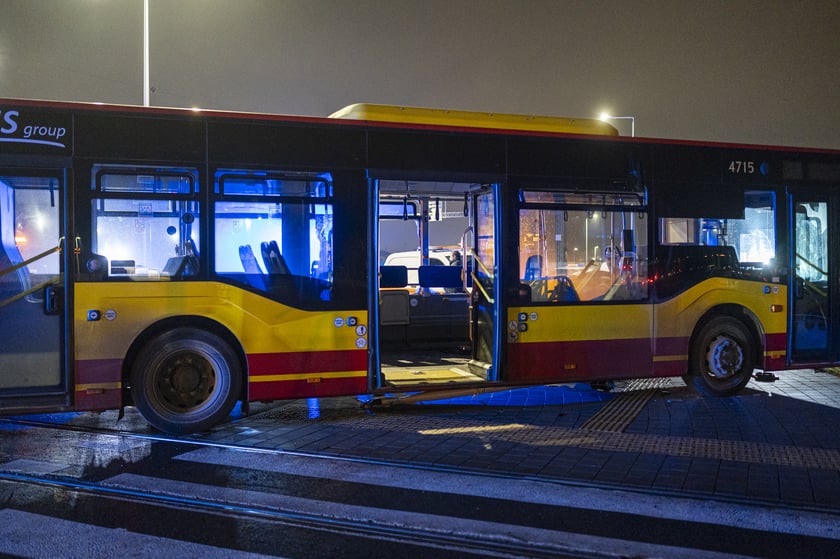 Tramwaj nr 10 wjechał w bok autobusu nr 107. Cztery osoby są lekko ranne